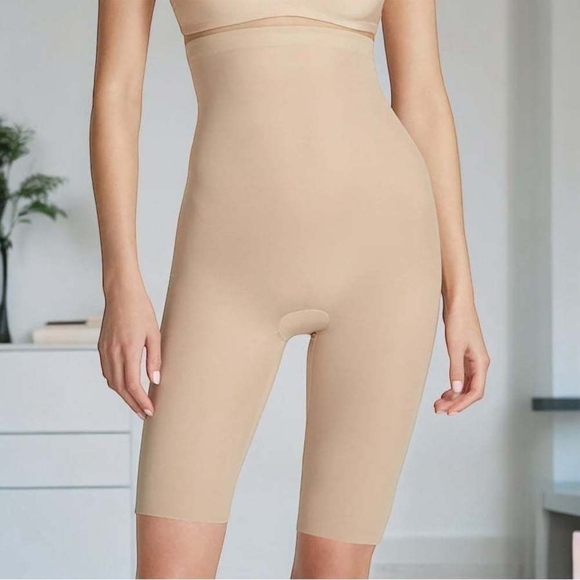 NWOT Women's Shorts Commando's Featherlight Control Long Shorts Beige Shapewear - Picture 1 of 4